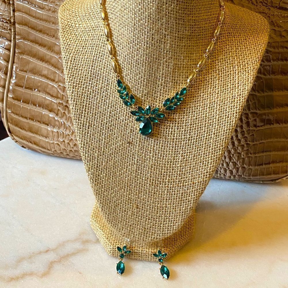 New Matching Set Green Teardrop Leaf Necklace And Dangle Earrings Marquee